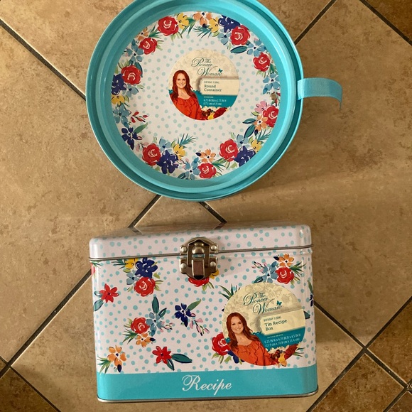 Pioneer Woman recipe box and round container - Picture 1 of 12